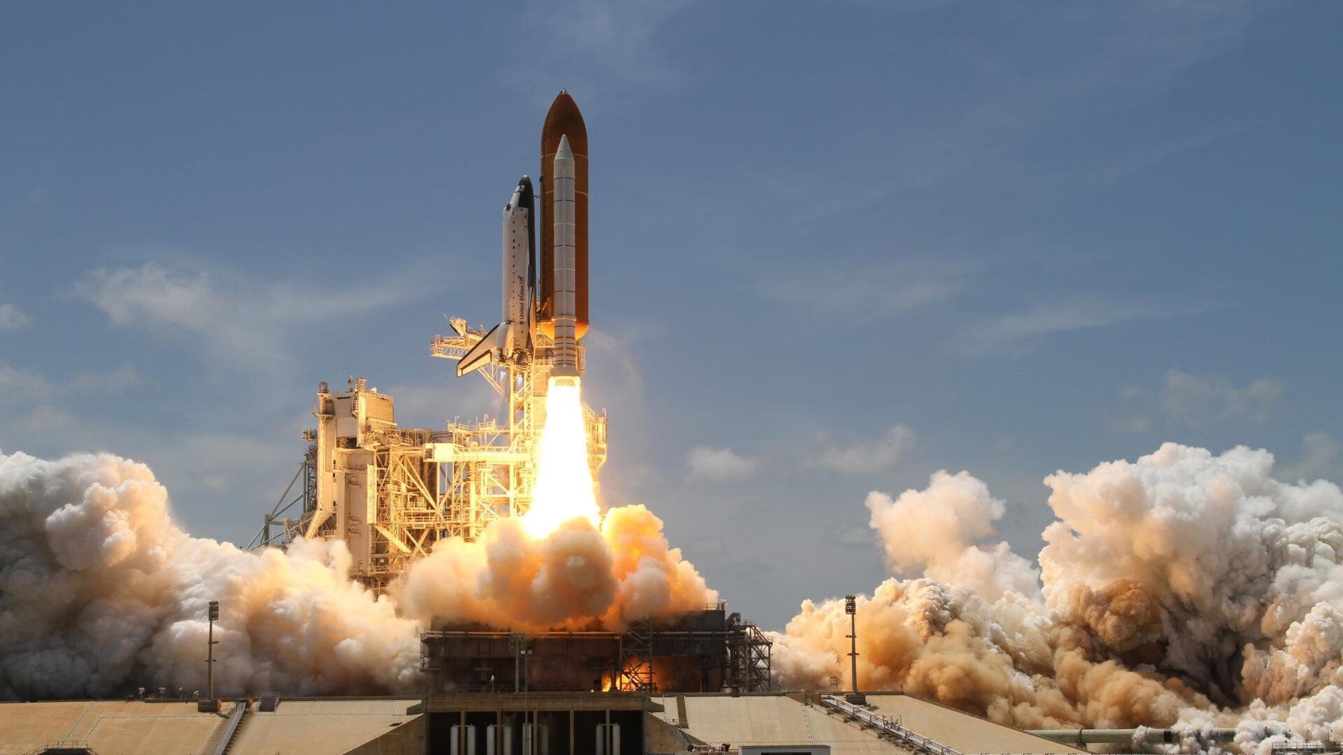 “四川省体育馆:自由搏击赛事,选手们展开血脉喷张的极限对抗!”